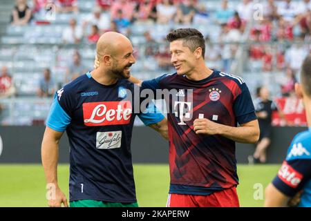 Pepe Reina Torhüter von Neapel spricht mit dem polnischen Stürmer des FC Bayern München Robert Lewandowski während des Audi Cup 2017-Spiels zwischen SSC Napoli und FC Bayern München am 2. August 2017 in der Allianz Arena in München. (Foto von Paolo Manzo/NurPhoto) *** Bitte nutzen Sie die Gutschrift aus dem Kreditfeld *** Stockfoto