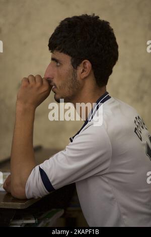 Während die Kämpfe zu Ende gehen, wird West Mosul langsam wieder lebendig. Hier junger Mann an einer Schule in West Mosul. Mosul, Irak, 02. August 2017 (Foto von Noe Falk Nielsen/NurPhoto) *** Bitte nutzen Sie die Gutschrift aus dem Kreditfeld *** Stockfoto