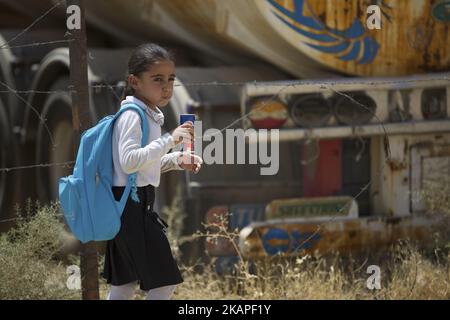 Während die Kämpfe zu Ende gehen, wird West Mosul langsam wieder lebendig. Hier Schulmädchen an einer Schule in West Mosul. Mosul, Irak, 02. August 2017 (Foto von Noe Falk Nielsen/NurPhoto) *** Bitte nutzen Sie die Gutschrift aus dem Kreditfeld *** Stockfoto