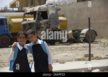 Während die Kämpfe zu Ende gehen, wird West Mosul langsam wieder lebendig. Hier Schulmädchen an einer Schule in West Mosul. Mosul, Irak, 02. August 2017 (Foto von Noe Falk Nielsen/NurPhoto) *** Bitte nutzen Sie die Gutschrift aus dem Kreditfeld *** Stockfoto