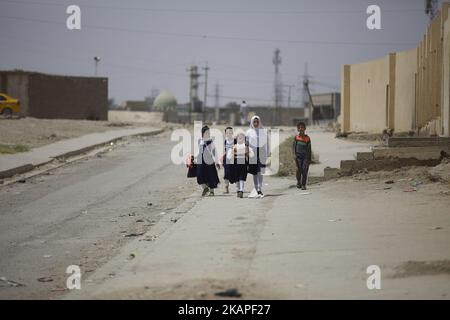 Während die Kämpfe zu Ende gehen, wird West Mosul langsam wieder lebendig. Hier Schulmädchen an einer Schule in West Mosul. Mosul, Irak, 02. August 2017 (Foto von Noe Falk Nielsen/NurPhoto) *** Bitte nutzen Sie die Gutschrift aus dem Kreditfeld *** Stockfoto