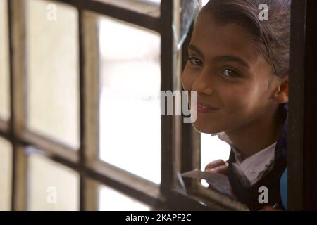 Während die Kämpfe zu Ende gehen, wird West Mosul langsam wieder lebendig. Hier Schulmädchen an einer Schule in West Mosul. Mosul, Irak, 02. August 2017 (Foto von Noe Falk Nielsen/NurPhoto) *** Bitte nutzen Sie die Gutschrift aus dem Kreditfeld *** Stockfoto