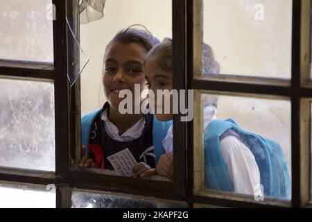 Während die Kämpfe zu Ende gehen, wird West Mosul langsam wieder lebendig. Hier Schulmädchen an einer Schule in West Mosul. Mosul, Irak, 02. August 2017 (Foto von Noe Falk Nielsen/NurPhoto) *** Bitte nutzen Sie die Gutschrift aus dem Kreditfeld *** Stockfoto