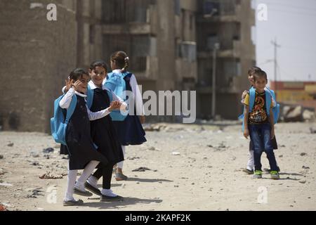 Während die Kämpfe zu Ende gehen, wird West Mosul langsam wieder lebendig. Hier Schulmädchen an einer Schule in West Mosul. Mosul, Irak, 02. August 2017 (Foto von Noe Falk Nielsen/NurPhoto) *** Bitte nutzen Sie die Gutschrift aus dem Kreditfeld *** Stockfoto