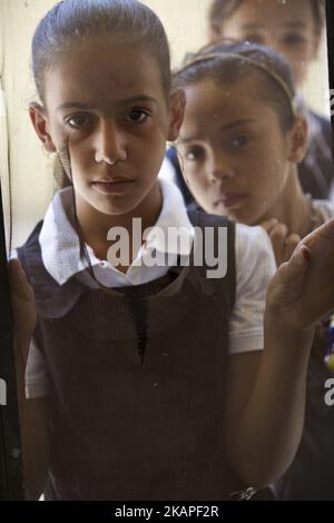 Während die Kämpfe zu Ende gehen, wird West Mosul langsam wieder lebendig. Hier Schulmädchen an einer Schule in West Mosul. Mosul, Irak, 02. August 2017 (Foto von Noe Falk Nielsen/NurPhoto) *** Bitte nutzen Sie die Gutschrift aus dem Kreditfeld *** Stockfoto