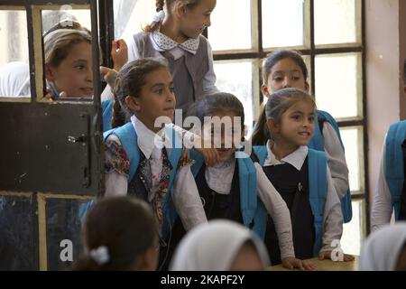 Während die Kämpfe zu Ende gehen, wird West Mosul langsam wieder lebendig. Hier Schulmädchen an einer Schule in West Mosul. Mosul, Irak, 02. August 2017 (Foto von Noe Falk Nielsen/NurPhoto) *** Bitte nutzen Sie die Gutschrift aus dem Kreditfeld *** Stockfoto