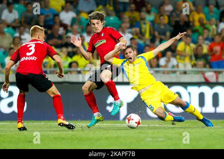 Caglar Soyuncu vom SC Freiburg und Matija Sirok vom NK Domzale kämpfen während des Spiels der UEFA Europa League Third Qualifying Round zwischen SC Freibur und NK Domzale am 3. August 2017 in der Arena Stozice in Ljubljana, Slowenien, um den Ball. (Foto von Damjan Zibert/NurPhoto) *** Bitte nutzen Sie die Gutschrift aus dem Kreditfeld *** Stockfoto