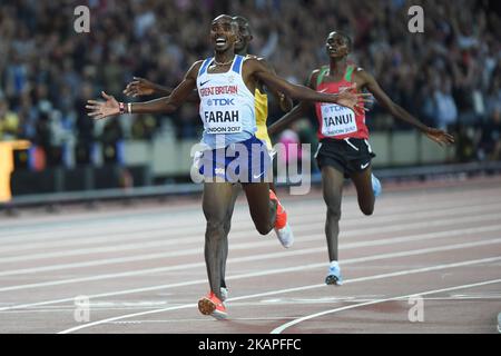 Mo Farah aus Großbritannien feiert am ersten Tag der Leichtathletik-Weltmeisterschaften 16. in London 2017 im London Stadium am 4. August 2017 in London, Großbritannien, den Goldsieg im 10000-Meter-Finale der Männer. (Foto von Ulrik Pedersen/NurPhoto) *** Bitte nutzen Sie die Gutschrift aus dem Kreditfeld *** Stockfoto