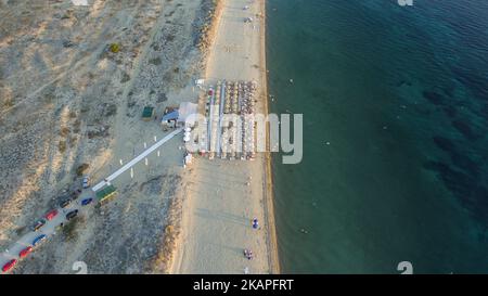 Luftaufnahmen von Nea Irakleia, einem langen Sandstrand im Golf von Themaikos. Dieser Strand ist etwa 20 Minuten vom internationalen Flughafen Thessaloniki entfernt. (Foto von Nicolas Economou/NurPhoto) *** Bitte nutzen Sie die Gutschrift aus dem Kreditfeld *** Stockfoto