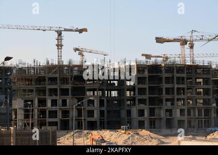 Giza, Ägypten, Oktober 16 2022: Eine Baustelle des neuen Aufstiegs der neuen hohen Wohnbaustadt in Ägypten mit Krantürmen und Maschinen, die ich Stockfoto