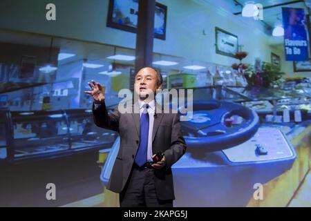 Masayoshi Son, Gründer, Chairman und CEO der SoftBank Group Corp., gibt seine Konzerngewinne auf einer Pressekonferenz am 7. August 2017 in Tokio, Japan, bekannt. Die SoftBank Group Corp. Gab ihre konsolidierten Ergebnisergebnisse für das Quartal 1. (April - Juni 2017) des am 31. März 2018 endenden Geschäftsjahres bekannt. (Foto von Alessandro Di Ciommo/NurPhoto) *** Bitte benutzen Sie die Gutschrift aus dem Kreditfeld *** Stockfoto