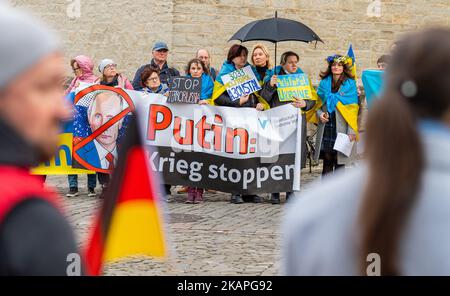 Münster, Deutschland. 03. November 2022, Nordrhein-Westfalen, Münster: Am Rande des Treffens der G7 Außenminister demonstrieren Mitglieder der Gesellschaft für bedrohte Völker mit einem Transparent: 'Putin - Stoppt den Krieg'. Foto: Guido Kirchner/dpa Quelle: dpa picture Alliance/Alamy Live News Stockfoto