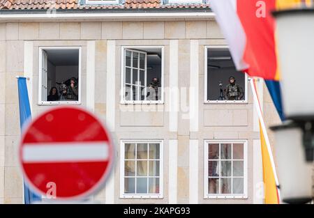 03. November 2022, Nordrhein-Westfalen, Münster: Am Rande des Treffens der G7 Außenminister stehen drei Scharfschützen am Fenster eines Hauses am Prinzipalmarkt in Münster. Foto: Guido Kirchner/dpa Stockfoto