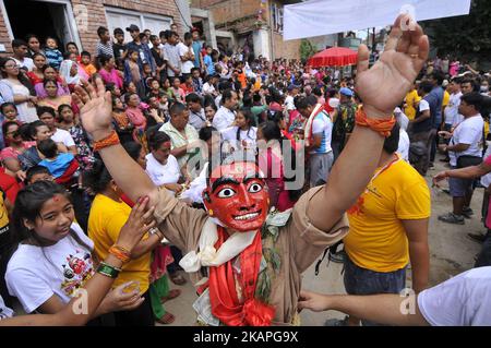 Eine nepalesische Maskentänzerin tanzt in traditioneller Kleidung während des Gai Jatra- oder Cow-Festivals, das am Dienstag, dem 08. August 2017, in Kirtipur, Nepal, gefeiert wird. Anlässlich des Gai Jatra- oder Kuh-Festivals feiert das nepalesische Volk, indem es sich an verringerte erinnert und den verstorbenen Seelen Tribut zollt. Eine Kuh wird von Hindus als heilig angesehen, die glauben, dass sie dem verstorbenen Verwandten helfen wird, in den Himmel zu reisen. (Foto von Narayan Maharjan/NurPhoto) *** Bitte nutzen Sie die Gutschrift aus dem Kreditfeld *** Stockfoto