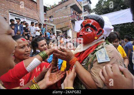 Eine nepalesische Maskentänzerin tanzt in traditioneller Kleidung während des Gai Jatra- oder Cow-Festivals, das am Dienstag, dem 08. August 2017, in Kirtipur, Nepal, gefeiert wird. Anlässlich des Gai Jatra- oder Kuh-Festivals feiert das nepalesische Volk, indem es sich an verringerte erinnert und den verstorbenen Seelen Tribut zollt. Eine Kuh wird von Hindus als heilig angesehen, die glauben, dass sie dem verstorbenen Verwandten helfen wird, in den Himmel zu reisen. (Foto von Narayan Maharjan/NurPhoto) *** Bitte nutzen Sie die Gutschrift aus dem Kreditfeld *** Stockfoto