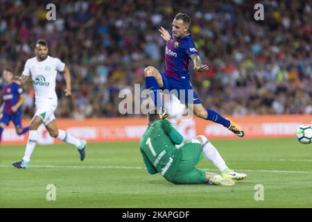 Paco Alcacer vom FC Barcelona und Artur Moraes während des Spiels zwischen FC Barcelona und Chapecoense für die Joan Gamper Trophäe, gespielt im Camp Nou Stadium am 7.. August 2017 in Barcelona, Spanien. (Kredit: Urbanandsport / NurPhoto) -- (Foto von Urbanandsport/NurPhoto) *** Bitte benutzen Sie das Credit Field *** Stockfoto