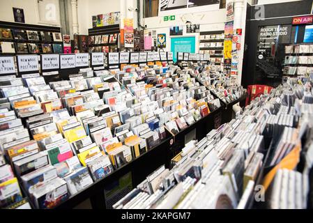 Das Innere des legendären Plattenladens Rough Trade ist am 8. August 2017 in East London zu sehen. Rough Trade ist eine Gruppe unabhängiger Plattenläden in Großbritannien und den USA mit Hauptsitz in London, Großbritannien. Die erste Rough Trade-Werkstatt wurde 1976 von Geoff Travis im Stadtteil Ladbroke Grove im Westen Londons eröffnet. Im Jahr 1978 wurde aus dem Geschäft die berühmte Rough Trade Records hervorgebracht, die dann die Heimat von Bands von The Smiths bis zu den Libertines werden sollte. (Foto von Alberto Pezzali/NurPhoto) *** Bitte nutzen Sie die Gutschrift aus dem Kreditfeld *** Stockfoto