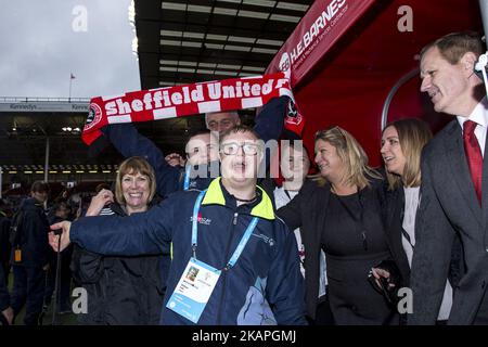 Die Special Olympics National Games starteten offiziell mit einer durchgeknallten, aber sternenübersäten Eröffnungszeremonie im Bramall Lane-Stadion von Sheffield United in Sheffield, Großbritannien, am 8. August 2017. Tausende Menschen jubeln, während die regionalen Teams bei starkem Regen präsentiert werden. (Foto von Dominika Zarzycka/NurPhoto) *** Bitte nutzen Sie die Gutschrift aus dem Kreditfeld *** Stockfoto