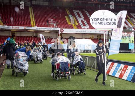 Die Special Olympics National Games starteten offiziell mit einer durchgeknallten, aber sternenübersäten Eröffnungszeremonie im Bramall Lane-Stadion von Sheffield United in Sheffield, Großbritannien, am 8. August 2017. Tausende Menschen jubeln, während die regionalen Teams bei starkem Regen präsentiert werden. (Foto von Dominika Zarzycka/NurPhoto) *** Bitte nutzen Sie die Gutschrift aus dem Kreditfeld *** Stockfoto