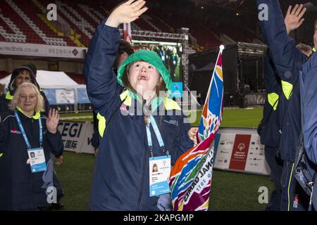 Die Special Olympics National Games starteten offiziell mit einer durchgeknallten, aber sternenübersäten Eröffnungszeremonie im Bramall Lane-Stadion von Sheffield United in Sheffield, Großbritannien, am 8. August 2017. Tausende Menschen jubeln, während die regionalen Teams bei starkem Regen präsentiert werden. (Foto von Dominika Zarzycka/NurPhoto) *** Bitte nutzen Sie die Gutschrift aus dem Kreditfeld *** Stockfoto