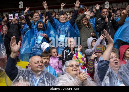 Die Special Olympics National Games starteten offiziell mit einer durchgeknallten, aber sternenübersäten Eröffnungszeremonie im Bramall Lane-Stadion von Sheffield United in Sheffield, Großbritannien, am 8. August 2017. Tausende Menschen jubeln, während die regionalen Teams bei starkem Regen präsentiert werden. (Foto von Dominika Zarzycka/NurPhoto) *** Bitte nutzen Sie die Gutschrift aus dem Kreditfeld *** Stockfoto