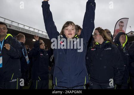 Die Special Olympics National Games starteten offiziell mit einer durchgeknallten, aber sternenübersäten Eröffnungszeremonie im Bramall Lane-Stadion von Sheffield United in Sheffield, Großbritannien, am 8. August 2017. Tausende Menschen jubeln, während die regionalen Teams bei starkem Regen präsentiert werden. (Foto von Dominika Zarzycka/NurPhoto) *** Bitte nutzen Sie die Gutschrift aus dem Kreditfeld *** Stockfoto