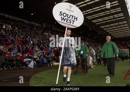 Die Special Olympics National Games starteten offiziell mit einer durchgeknallten, aber sternenübersäten Eröffnungszeremonie im Bramall Lane-Stadion von Sheffield United in Sheffield, Großbritannien, am 8. August 2017. Tausende Menschen jubeln, während die regionalen Teams bei starkem Regen präsentiert werden. (Foto von Dominika Zarzycka/NurPhoto) *** Bitte nutzen Sie die Gutschrift aus dem Kreditfeld *** Stockfoto