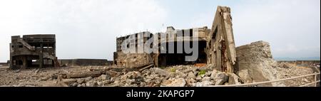 Panoramablick auf die Insel Hashima, die am 8. August 2017 in der Präfektur Nagasaki im Süden Japans als Gunkanjima oder „Schlachtschiffinsel“ bekannt ist. Die Insel war bis zu ihrer Schließung im Jahr 1974 ein Kohlebergbaubetrieb und ist ein Symbol für die schnelle Industrialisierung Japans, die auch an ihre dunkle Geschichte als Ort der Zwangsarbeit während des Zweiten Weltkriegs erinnert. Die Insel ist heute als UNESCO-Weltkulturerbe der japanischen Meiji-Industriellen Revolution anerkannt. (Foto von Richard Atrero de Guzman/NurPhoto) *** Bitte nutzen Sie die Gutschrift aus dem Kreditfeld *** Stockfoto