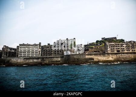 Hashima Island, am 8. August 2017 in der Präfektur Nagasaki im Süden Japans als Gunkanjima oder „Schlachtschiffinsel“ bekannt. Die Insel war bis zu ihrer Schließung im Jahr 1974 ein Kohlebergbaubetrieb und ist ein Symbol für die schnelle Industrialisierung Japans, die auch an ihre dunkle Geschichte als Ort der Zwangsarbeit während des Zweiten Weltkriegs erinnert. Die Insel ist heute als UNESCO-Weltkulturerbe der japanischen Meiji-Industriellen Revolution anerkannt. (Foto von Richard Atrero de Guzman/NurPhoto) *** Bitte nutzen Sie die Gutschrift aus dem Kreditfeld *** Stockfoto