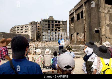 Am 8. August 2017 besuchen Touristen einen Teil der Insel Hashima, der gemeinhin als Gunkanjima oder „Schlachtschiffinsel“ in der Präfektur Nagasaki im Süden Japans bekannt ist. Die Insel war bis zu ihrer Schließung im Jahr 1974 ein Kohlebergbaubetrieb und ist ein Symbol für die schnelle Industrialisierung Japans, die auch an ihre dunkle Geschichte als Ort der Zwangsarbeit während des Zweiten Weltkriegs erinnert. Die Insel ist heute als UNESCO-Weltkulturerbe der japanischen Meiji-Industriellen Revolution anerkannt. (Foto von Richard Atrero de Guzman/NurPhoto) *** Bitte nutzen Sie die Gutschrift aus dem Kreditfeld *** Stockfoto