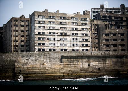 Hashima Island, am 8. August 2017 in der Präfektur Nagasaki im Süden Japans als Gunkanjima oder „Schlachtschiffinsel“ bekannt. Die Insel war bis zu ihrer Schließung im Jahr 1974 ein Kohlebergbaubetrieb und ist ein Symbol für die schnelle Industrialisierung Japans, die auch an ihre dunkle Geschichte als Ort der Zwangsarbeit während des Zweiten Weltkriegs erinnert. Die Insel ist heute als UNESCO-Weltkulturerbe der japanischen Meiji-Industriellen Revolution anerkannt. (Foto von Richard Atrero de Guzman/NurPhoto) *** Bitte nutzen Sie die Gutschrift aus dem Kreditfeld *** Stockfoto