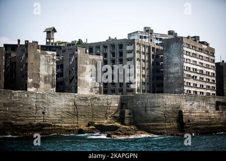 Hashima Island, am 8. August 2017 in der Präfektur Nagasaki im Süden Japans als Gunkanjima oder „Schlachtschiffinsel“ bekannt. Die Insel war bis zu ihrer Schließung im Jahr 1974 ein Kohlebergbaubetrieb und ist ein Symbol für die schnelle Industrialisierung Japans, die auch an ihre dunkle Geschichte als Ort der Zwangsarbeit während des Zweiten Weltkriegs erinnert. Die Insel ist heute als UNESCO-Weltkulturerbe der japanischen Meiji-Industriellen Revolution anerkannt. (Foto von Richard Atrero de Guzman/NurPhoto) *** Bitte nutzen Sie die Gutschrift aus dem Kreditfeld *** Stockfoto