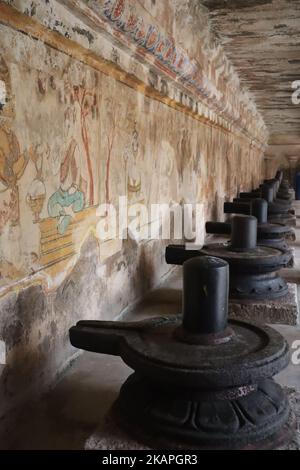 Ein tausend Jahre alter schwarzer Shiva-Lingam im Brihadeeswara-Tempel in Tanjore. Stockfoto