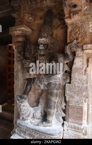 Eine schwarze Statue an der Wand des alten Tanjore Brihadeeswarar Tempels. Stockfoto