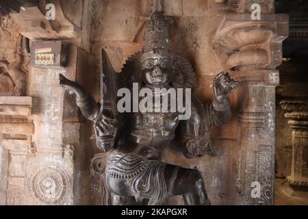 Eine schwarze Statue an der Wand des alten Tanjore Brihadeeswarar Tempels. Stockfoto