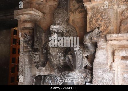 Eine schwarze Statue an der Wand des alten Tanjore Brihadeeswarar Tempels. Stockfoto