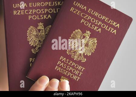 Ein Blick auf zwei polnische Pässe. Das Außenministerium der Ukraine hat es als einen „unfreundlichen Schritt“ angesehen, in den neuen polnischen Pass ein Grafikdesign mit dem Motiv des Friedhofs der Lemberger Adler zu platzieren. Der polnische Botschafter in Kiew, Jan Pieklo, erhielt eine diplomatische Note zu dieser Angelegenheit. „Wir wollten all jenen Anerkennung zollen, die für die Freiheit Polens Blut vergossen haben, all jenen, die dazu beigetragen haben, dass Polen nach 123 Jahren Sklaverei in die Unabhängigkeit überging“, sagte Mariusz Blaszczak vom polnischen Innen- und Verwaltungsministerium am 28. Juli. 2017 beim Start von Stockfoto