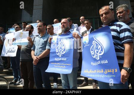 Palästinensische Journalisten während einer Solidaritätskundgebung mit Al-Jazeera in Gaza-Stadt, 08. August 2017. Al Jazeera hat berichtet, dass Israels Kommunikationsminister Ayoub Kara auf einer Pressekonferenz gesagt hatte, er habe einen Antrag gestellt, die Akkreditierung von Al Jazeera-Journalisten zu streichen und die Büros des ITS in Jerusalem zu schließen. Israelische Medien berichteten am 14. Juni 2017, dass der israelische Premierminister Benjamin Netanjahu damals beschlossen habe, die Schließung der Büros des Senders in Erwägung zu ziehen. (Foto von Majdi Fathi/NurPhoto) *** Bitte nutzen Sie die Gutschrift aus dem Kreditfeld *** Stockfoto