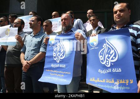 Palästinensische Journalisten während einer Solidaritätskundgebung mit Al-Jazeera in Gaza-Stadt, 08. August 2017. Al Jazeera hat berichtet, dass Israels Kommunikationsminister Ayoub Kara auf einer Pressekonferenz gesagt hatte, er habe einen Antrag gestellt, die Akkreditierung von Al Jazeera-Journalisten zu streichen und die Büros des ITS in Jerusalem zu schließen. Israelische Medien berichteten am 14. Juni 2017, dass der israelische Premierminister Benjamin Netanjahu damals beschlossen habe, die Schließung der Büros des Senders in Erwägung zu ziehen. (Foto von Majdi Fathi/NurPhoto) *** Bitte nutzen Sie die Gutschrift aus dem Kreditfeld *** Stockfoto