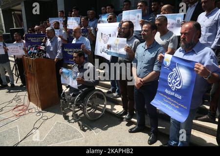 Palästinensische Journalisten während einer Solidaritätskundgebung mit Al-Jazeera in Gaza-Stadt, 08. August 2017. Al Jazeera hat berichtet, dass Israels Kommunikationsminister Ayoub Kara auf einer Pressekonferenz gesagt hatte, er habe einen Antrag gestellt, die Akkreditierung von Al Jazeera-Journalisten zu streichen und die Büros des ITS in Jerusalem zu schließen. Israelische Medien berichteten am 14. Juni 2017, dass der israelische Premierminister Benjamin Netanjahu damals beschlossen habe, die Schließung der Büros des Senders in Erwägung zu ziehen. (Foto von Majdi Fathi/NurPhoto) *** Bitte nutzen Sie die Gutschrift aus dem Kreditfeld *** Stockfoto