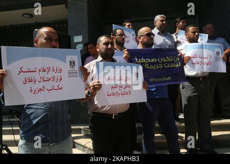 Palästinensische Journalisten während einer Solidaritätskundgebung mit Al-Jazeera in Gaza-Stadt, 08. August 2017. Al Jazeera hat berichtet, dass Israels Kommunikationsminister Ayoub Kara auf einer Pressekonferenz gesagt hatte, er habe einen Antrag gestellt, die Akkreditierung von Al Jazeera-Journalisten zu streichen und die Büros des ITS in Jerusalem zu schließen. Israelische Medien berichteten am 14. Juni 2017, dass der israelische Premierminister Benjamin Netanjahu damals beschlossen habe, die Schließung der Büros des Senders in Erwägung zu ziehen. (Foto von Majdi Fathi/NurPhoto) *** Bitte nutzen Sie die Gutschrift aus dem Kreditfeld *** Stockfoto