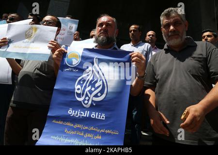 Palästinensische Journalisten während einer Solidaritätskundgebung mit Al-Jazeera in Gaza-Stadt, 08. August 2017. Al Jazeera hat berichtet, dass Israels Kommunikationsminister Ayoub Kara auf einer Pressekonferenz gesagt hatte, er habe einen Antrag gestellt, die Akkreditierung von Al Jazeera-Journalisten zu streichen und die Büros des ITS in Jerusalem zu schließen. Israelische Medien berichteten am 14. Juni 2017, dass der israelische Premierminister Benjamin Netanjahu damals beschlossen habe, die Schließung der Büros des Senders in Erwägung zu ziehen. (Foto von Majdi Fathi/NurPhoto) *** Bitte nutzen Sie die Gutschrift aus dem Kreditfeld *** Stockfoto