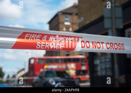 Polizeibeamte, Feuerwehrleute und Nothelfer am 10. August 2017 am Ort eines Busunfalls im Südwesten Londons, Großbritannien. Ein Doppeldeckerbus stürzte in ein Geschäft im Süden Londons und ließ zwei Frauen auf dem Oberdeck gefangen. (Foto von Alberto Pezzali/NurPhoto) *** Bitte nutzen Sie die Gutschrift aus dem Kreditfeld *** Stockfoto