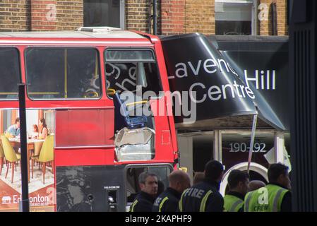 Polizeibeamte, Feuerwehrleute und Nothelfer am 10. August 2017 am Ort eines Busunfalls im Südwesten Londons, Großbritannien. Ein Doppeldeckerbus stürzte in ein Geschäft im Süden Londons und ließ zwei Frauen auf dem Oberdeck gefangen. (Foto von Alberto Pezzali/NurPhoto) *** Bitte nutzen Sie die Gutschrift aus dem Kreditfeld *** Stockfoto