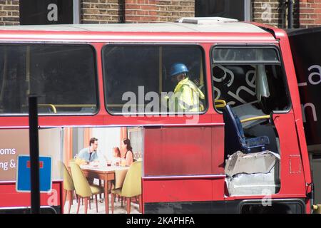 Polizeibeamte, Feuerwehrleute und Nothelfer am 10. August 2017 am Ort eines Busunfalls im Südwesten Londons, Großbritannien. Ein Doppeldeckerbus stürzte in ein Geschäft im Süden Londons und ließ zwei Frauen auf dem Oberdeck gefangen. (Foto von Alberto Pezzali/NurPhoto) *** Bitte nutzen Sie die Gutschrift aus dem Kreditfeld *** Stockfoto