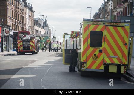 Polizeibeamte, Feuerwehrleute und Nothelfer am 10. August 2017 am Ort eines Busunfalls im Südwesten Londons, Großbritannien. Ein Doppeldeckerbus stürzte in ein Geschäft im Süden Londons und ließ zwei Frauen auf dem Oberdeck gefangen. (Foto von Alberto Pezzali/NurPhoto) *** Bitte nutzen Sie die Gutschrift aus dem Kreditfeld *** Stockfoto