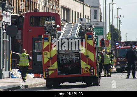 Polizeibeamte, Feuerwehrleute und Nothelfer am 10. August 2017 am Ort eines Busunfalls im Südwesten Londons, Großbritannien. Ein Doppeldeckerbus stürzte in ein Geschäft im Süden Londons und ließ zwei Frauen auf dem Oberdeck gefangen. (Foto von Alberto Pezzali/NurPhoto) *** Bitte nutzen Sie die Gutschrift aus dem Kreditfeld *** Stockfoto