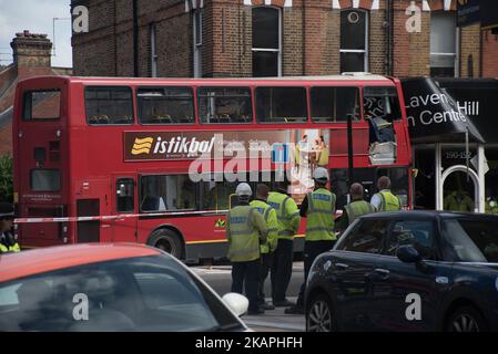 Polizeibeamte, Feuerwehrleute und Nothelfer am 10. August 2017 am Ort eines Busunfalls im Südwesten Londons, Großbritannien. Ein Doppeldeckerbus stürzte in ein Geschäft im Süden Londons und ließ zwei Frauen auf dem Oberdeck gefangen. (Foto von Alberto Pezzali/NurPhoto) *** Bitte nutzen Sie die Gutschrift aus dem Kreditfeld *** Stockfoto