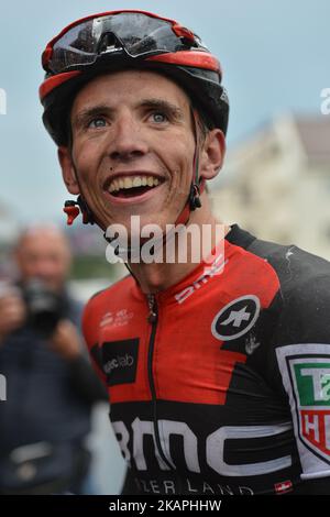 Happy Dylan Teuns aus Belgien vom BMC Racing Team feiert nach dem Gewinn der Eröffnungsetappe, die 156,5km von Engenes (auf Andorja Insel) nach Narvik, während des Arctic Race of Norway 2017. Am Donnerstag, 10. August 2017, in Narvik, Nordland County, Norwegen. Foto von Artur Widak *** Bitte nutzen Sie die Gutschrift aus dem Kreditfeld *** Stockfoto