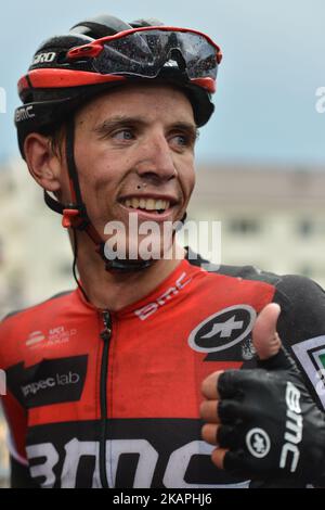 Happy Dylan Teuns aus Belgien vom BMC Racing Team feiert nach dem Gewinn der Eröffnungsetappe, die 156,5km von Engenes (auf Andorja Insel) nach Narvik, während des Arctic Race of Norway 2017. Am Donnerstag, 10. August 2017, in Narvik, Nordland County, Norwegen. Foto von Artur Widak *** Bitte nutzen Sie die Gutschrift aus dem Kreditfeld *** Stockfoto